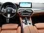BMW 5-Serie Touring 530e M Sport Plug in Hybrid 293pk Dealer O.H PHEV | Trekhaak af fabriek | Adaptive Cruise | 19"L.M | Lederen Sportstoelen Verwarmd | Camera & Parkassist | Apple Carplay | Sfeerverlichting |