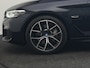 BMW 5-Serie Touring 530e M Sport PHEV 293pk Dealer O.H | Trekhaak af fabriek | Adaptive Cruise | 19"L.M | Lederen Sportstoelen Verwarmd | Camera & Parkassist | Apple Carplay | Sfeerverlichting | Plug in Hybrid