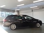 Opel Astra Sports Tourer 1.2 Business Edition 110pk Navigatie, Achteruitrijcamera, Clima controle, Stoel/Stuur verwarming, Elek ramen V/A, Elek spiegels, Sportstoelen, Pdc achter, Lm velgen 16', Xenon verlichting, Nederlandse auto!! Bovag afleverpakket 695,-