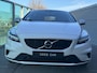 Volvo V40 1.5 T3 Polar+ Sport Automaat, R-design, Metallic, Stoelverwarming, Harman Kardon audio, Extra getinte ramen achter, Leder-nubuck bekleding, Panoramadak
