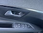 Peugeot 5008 1.2 PureTech Blue Lease Allure 7 Persoons - Airco - Achteruitrijcamera - Navigatiesysteem - Trekhaak - Cruise control - Parkeersensoren voor en achter - Licht metalen velgen 19 inch - Led verlichting - Stuur multifunctioneel - Mistlampen voor - Radio - Regensensor - Rijstrooksensor - Stuur leder