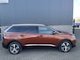 Peugeot 5008 1.2 PureTech Blue Lease Allure 7 Persoons - Airco - Achteruitrijcamera - Navigatiesysteem - Trekhaak - Cruise control - Parkeersensoren voor en achter - Licht metalen velgen 19 inch - Led verlichting - Stuur multifunctioneel - Mistlampen voor - Radio - Regensensor - Rijstrooksensor - Stuur leder