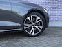 Volvo V60 2.0 B3 Plus Dark | Trekhaak | Panoramadak | 360 Camera | Harman/Kardon | Standkachel | All-Season Banden | Stoelverwarming voor en achter | Stuurverwarming | Power Seats |