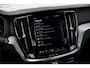 Volvo V60 2.0 B3 Plus Dark | Trekhaak | Panoramadak | 360 Camera | Harman/Kardon | Standkachel | All-Season Banden | Stoelverwarming voor en achter | Stuurverwarming | Power Seats |