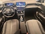 Peugeot 208 1.2 PureTech Blue Lease Allure Navigatie | Camera | Parkeersensoren Rondom | 17" Lichtmetaal | Digitaal Dashboard | Leder/Stof | Carplay | Achteruitrijcamera | Airco (automatisch) | Cruise control