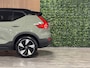 Volvo XC40 Single Motor Extended Range Plus 82 kWh | Trekhaak | All Season Banden | Adaptieve Cruise Control | Stoel en Stuurwielverwarming | Parkeercamera | Pilot Assist | BLIS Dode Hoek Detectie | Zitting verlenging voorstoelen | Google Infotainment | Warmtepomp | 19 Inch | Keyless Drive | Parkeersensoren voor+achter | Privacy Glass | Elektrisch bedienbare achterklep | Alarm Klasse III | DAB Radio | Apple Carplay/Android Auto | Draadloos telefoon opladen | Volvo On Call met mobiele App functie | Sage Green Metallic |