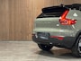 Volvo XC40 Single Motor Extended Range Plus 82 kWh | Trekhaak | All Season Banden | Adaptieve Cruise Control | Stoel en Stuurwielverwarming | Parkeercamera | Pilot Assist | BLIS Dode Hoek Detectie | Zitting verlenging voorstoelen | Google Infotainment | Warmtepomp | 19 Inch | Keyless Drive | Parkeersensoren voor+achter | Privacy Glass | Elektrisch bedienbare achterklep | Alarm Klasse III | DAB Radio | Apple Carplay/Android Auto | Draadloos telefoon opladen | Volvo On Call met mobiele App functie | Sage Green Metallic |