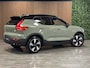 Volvo XC40 Single Motor Extended Range Plus 82 kWh | Trekhaak | All Season Banden | Adaptieve Cruise Control | Stoel en Stuurwielverwarming | Parkeercamera | Pilot Assist | BLIS Dode Hoek Detectie | Zitting verlenging voorstoelen | Google Infotainment | Warmtepomp | 19 Inch | Keyless Drive | Parkeersensoren voor+achter | Privacy Glass | Elektrisch bedienbare achterklep | Alarm Klasse III | DAB Radio | Apple Carplay/Android Auto | Draadloos telefoon opladen | Volvo On Call met mobiele App functie | Sage Green Metallic |