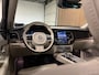 Volvo XC90 T8 AWD Recharge Plus Dark Long Range | Luchtvering | Stoelventilatie | Trekhaak | 360° Camera | Harman Kardon | 455pk | Adaptieve Cruise Control | Stoelverwarming voor+achter | Stuurwielverwarming | Standkachel met Volvo On Call App | Schuifdak | 20 Inch | Pilot Assist | BLIS Dode Hoek Detectie | Elektrische voorstoelen geheugen | Nappa lederen bekleding | Zitting verlenging voorstoelen | Lederen dashboard | Elektrisch verstelbare zijwangen voorstoelen | Google Infotainment | Keyless Drive | Privacy Glass | Elektrisch bedienbare achterklep | Geïntegreerd kinderzitje achterin | Geïntegreerde zongordijnen achterportieren | 7-Persoons | 4-Zone Climate Control | DAB Radio | Alarm Klasse III | Apple Carplay/Android Auto | Draadloos telefoon opladen | Volvo On Call met mobiele App functie | Denim Blue Metallic |
