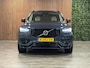 Volvo XC90 T8 AWD Recharge Plus Dark Long Range | Luchtvering | Stoelventilatie | Trekhaak | 360° Camera | Harman Kardon | 455pk | Adaptieve Cruise Control | Stoelverwarming voor+achter | Stuurwielverwarming | Standkachel met Volvo On Call App | Schuifdak | 20 Inch | Pilot Assist | BLIS Dode Hoek Detectie | Elektrische voorstoelen geheugen | Nappa lederen bekleding | Zitting verlenging voorstoelen | Lederen dashboard | Elektrisch verstelbare zijwangen voorstoelen | Google Infotainment | Keyless Drive | Privacy Glass | Elektrisch bedienbare achterklep | Geïntegreerd kinderzitje achterin | Geïntegreerde zongordijnen achterportieren | 7-Persoons | 4-Zone Climate Control | DAB Radio | Alarm Klasse III | Apple Carplay/Android Auto | Draadloos telefoon opladen | Volvo On Call met mobiele App functie | Denim Blue Metallic |