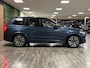 Volvo XC90 T8 AWD Recharge Plus Dark Long Range | Luchtvering | Stoelventilatie | Trekhaak | 360° Camera | Harman Kardon | 455pk | Adaptieve Cruise Control | Stoelverwarming voor+achter | Stuurwielverwarming | Standkachel met Volvo On Call App | Schuifdak | 20 Inch | Pilot Assist | BLIS Dode Hoek Detectie | Elektrische voorstoelen geheugen | Nappa lederen bekleding | Zitting verlenging voorstoelen | Lederen dashboard | Elektrisch verstelbare zijwangen voorstoelen | Google Infotainment | Keyless Drive | Privacy Glass | Elektrisch bedienbare achterklep | Geïntegreerd kinderzitje achterin | Geïntegreerde zongordijnen achterportieren | 7-Persoons | 4-Zone Climate Control | DAB Radio | Alarm Klasse III | Apple Carplay/Android Auto | Draadloos telefoon opladen | Volvo On Call met mobiele App functie | Denim Blue Metallic |