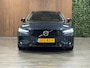 Volvo V60 T6 AWD Recharge Ultra Dark | Trekhaak | Schuifdak | Head-Up Display | Harman Kardon | Adaptieve Cruise Control | Stoelverwarming voor+achter | Stuurwielverwarming | Full LED Meesturende koplampen | Parkeercamera | Pilot Assist | BLIS Dode Hoek Detectie | Elektrische voorstoelen geheugen | Lederen bekleding | Zitting verlenging voorstoelen | Lederen dashboard | 18 Inch | Google Infotainment | Keyless Drive | Parkeersensoren voor+achter | Privacy Glass | Elektrisch bedienbare achterklep | DAB Radio | Apple Carplay/Android Auto | Volvo On Call met mobiele App functie | Denim Blue Metallic |