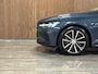 Volvo V60 T6 AWD Recharge Ultra Dark | Trekhaak | Schuifdak | Head-Up Display | Harman Kardon | Adaptieve Cruise Control | Stoelverwarming voor+achter | Stuurwielverwarming | Full LED Meesturende koplampen | Parkeercamera | Pilot Assist | BLIS Dode Hoek Detectie | Elektrische voorstoelen geheugen | Lederen bekleding | Zitting verlenging voorstoelen | Lederen dashboard | 18 Inch | Google Infotainment | Keyless Drive | Parkeersensoren voor+achter | Privacy Glass | Elektrisch bedienbare achterklep | DAB Radio | Apple Carplay/Android Auto | Volvo On Call met mobiele App functie | Denim Blue Metallic |