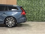Volvo V60 T6 AWD Recharge Ultra Dark | Trekhaak | Schuifdak | Head-Up Display | Harman Kardon | Adaptieve Cruise Control | Stoelverwarming voor+achter | Stuurwielverwarming | Full LED Meesturende koplampen | Parkeercamera | Pilot Assist | BLIS Dode Hoek Detectie | Elektrische voorstoelen geheugen | Lederen bekleding | Zitting verlenging voorstoelen | Lederen dashboard | 18 Inch | Google Infotainment | Keyless Drive | Parkeersensoren voor+achter | Privacy Glass | Elektrisch bedienbare achterklep | DAB Radio | Apple Carplay/Android Auto | Volvo On Call met mobiele App functie | Denim Blue Metallic |