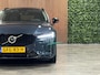 Volvo V60 T6 AWD Recharge Ultra Dark | Trekhaak | Schuifdak | Head-Up Display | Harman Kardon | Adaptieve Cruise Control | Stoelverwarming voor+achter | Stuurwielverwarming | Full LED Meesturende koplampen | Parkeercamera | Pilot Assist | BLIS Dode Hoek Detectie | Elektrische voorstoelen geheugen | Lederen bekleding | Zitting verlenging voorstoelen | Lederen dashboard | 18 Inch | Google Infotainment | Keyless Drive | Parkeersensoren voor+achter | Privacy Glass | Elektrisch bedienbare achterklep | DAB Radio | Apple Carplay/Android Auto | Volvo On Call met mobiele App functie | Denim Blue Metallic |