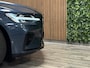 Volvo V60 T6 AWD Recharge Ultra Dark | Trekhaak | Schuifdak | Head-Up Display | Harman Kardon | Adaptieve Cruise Control | Stoelverwarming voor+achter | Stuurwielverwarming | Full LED Meesturende koplampen | Parkeercamera | Pilot Assist | BLIS Dode Hoek Detectie | Elektrische voorstoelen geheugen | Lederen bekleding | Zitting verlenging voorstoelen | Lederen dashboard | 18 Inch | Google Infotainment | Keyless Drive | Parkeersensoren voor+achter | Privacy Glass | Elektrisch bedienbare achterklep | DAB Radio | Apple Carplay/Android Auto | Volvo On Call met mobiele App functie | Denim Blue Metallic |