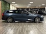 Volvo V60 T6 AWD Recharge Ultra Dark | Trekhaak | Schuifdak | Head-Up Display | Harman Kardon | Adaptieve Cruise Control | Stoelverwarming voor+achter | Stuurwielverwarming | Full LED Meesturende koplampen | Parkeercamera | Pilot Assist | BLIS Dode Hoek Detectie | Elektrische voorstoelen geheugen | Lederen bekleding | Zitting verlenging voorstoelen | Lederen dashboard | 18 Inch | Google Infotainment | Keyless Drive | Parkeersensoren voor+achter | Privacy Glass | Elektrisch bedienbare achterklep | DAB Radio | Apple Carplay/Android Auto | Volvo On Call met mobiele App functie | Denim Blue Metallic |