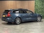 Volvo V60 T6 AWD Recharge Ultra Dark | Trekhaak | Schuifdak | Head-Up Display | Harman Kardon | Adaptieve Cruise Control | Stoelverwarming voor+achter | Stuurwielverwarming | Full LED Meesturende koplampen | Parkeercamera | Pilot Assist | BLIS Dode Hoek Detectie | Elektrische voorstoelen geheugen | Lederen bekleding | Zitting verlenging voorstoelen | Lederen dashboard | 18 Inch | Google Infotainment | Keyless Drive | Parkeersensoren voor+achter | Privacy Glass | Elektrisch bedienbare achterklep | DAB Radio | Apple Carplay/Android Auto | Volvo On Call met mobiele App functie | Denim Blue Metallic |
