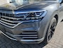 Volkswagen Touareg 3.0 TSi eHybrid 4MOTION Elegance / AUTOMAAT/ 381PK/ PANO/ TREKHAAK/ LUCHTVERING/ LEER/ MEMORY SEAT/ STOELVERWARM. V&A/ APP-CONNECT/ NAVI/ HEAD-UP DISPLAY