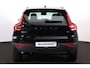 Volvo XC40 B4 Plus Dark - IntelliSafe Assist & Surround - Harman/Kardon audio - Parkeercamera achter - Verwarmde voorstoelen & stuur - Parkeersensoren voor & achter - Elektr. bedienb. voorstoelen met geheugen links - Draadloze tel. lader - Elektr. inklapbare trekhaak - 19' LMV