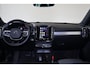 Volvo XC40 B4 Plus Dark - IntelliSafe Assist & Surround - Harman/Kardon audio - Parkeercamera achter - Verwarmde voorstoelen & stuur - Parkeersensoren voor & achter - Elektr. bedienb. voorstoelen met geheugen links - Draadloze tel. lader - Elektr. inklapbare trekhaak - 19' LMV