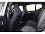 Volvo XC40 B4 Plus Dark - IntelliSafe Assist & Surround - Harman/Kardon audio - Parkeercamera achter - Verwarmde voorstoelen & stuur - Parkeersensoren voor & achter - Elektr. bedienb. voorstoelen met geheugen links - Draadloze tel. lader - Elektr. inklapbare trekhaak - 19' LMV