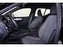 Volvo XC40 B4 Plus Dark - IntelliSafe Assist & Surround - Harman/Kardon audio - Parkeercamera achter - Verwarmde voorstoelen & stuur - Parkeersensoren voor & achter - Elektr. bedienb. voorstoelen met geheugen links - Draadloze tel. lader - Elektr. inklapbare trekhaak - 19' LMV