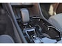 Volvo XC40 B4 Plus Dark - IntelliSafe Assist & Surround - Harman/Kardon audio - Parkeercamera achter - Verwarmde voorstoelen & stuur - Parkeersensoren voor & achter - Elektr. bedienb. voorstoelen met geheugen links - Draadloze tel. lader - Elektr. inklapbare trekhaak - 19' LMV
