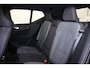 Volvo XC40 B4 Plus Dark - IntelliSafe Assist & Surround - Harman/Kardon audio - Parkeercamera achter - Verwarmde voorstoelen & stuur - Parkeersensoren voor & achter - Elektr. bedienb. voorstoelen met geheugen links - Draadloze tel. lader - Elektr. inklapbare trekhaak - 19' LMV