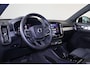 Volvo XC40 B4 Plus Dark - IntelliSafe Assist & Surround - Harman/Kardon audio - Parkeercamera achter - Verwarmde voorstoelen & stuur - Parkeersensoren voor & achter - Elektr. bedienb. voorstoelen met geheugen links - Draadloze tel. lader - Elektr. inklapbare trekhaak - 19' LMV
