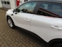 Renault Captur TCe 140pk Mild Hybrid EDC Intens/ Parelmoer wit/ Stoel + stuurwiel verwarming/ Camera achter/ Apple Carplay/ DAB/ Cruise control/ Climatronic