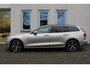 Volvo V60 2.0 T6 Plug-in hybrid AWD Essential | Bright dusk metallic | Lederen bekleding | Extra getint glas | Donkere hemelbekleding | Park assist voor- en achter | 19'' 5-triple spaaks velgen | Buitenspiegels dimmend | Verwarmbaar stuurwiel | Verwambare voorstoelen | Blind spot | Adaptive cruise control |