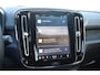 Volvo XC40 231PK Recharge Pure Electric Plus Navigatie / Adaptive Cruise Control / Stoelverwarming / Stuurverwarming / Semi-elektrische trekhaak / Elektrische achterklep / 19" Velgen / Zwart dak