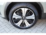 Volvo XC40 231PK Recharge Pure Electric Plus Navigatie / Adaptive Cruise Control / Stoelverwarming / Stuurverwarming / Semi-elektrische trekhaak / Elektrische achterklep / 19" Velgen / Zwart dak