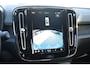 Volvo XC40 231PK Recharge Pure Electric Plus Navigatie / Adaptive Cruise Control / Stoelverwarming / Stuurverwarming / Semi-elektrische trekhaak / Elektrische achterklep / 19" Velgen / Zwart dak