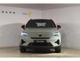 Volvo XC40 231PK Recharge Pure Electric Plus Navigatie / Adaptive Cruise Control / Stoelverwarming / Stuurverwarming / Semi-elektrische trekhaak / Elektrische achterklep / 19" Velgen / Zwart dak