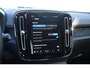 Volvo XC40 231PK Recharge Pure Electric Plus Navigatie / Adaptive Cruise Control / Stoelverwarming / Stuurverwarming / Semi-elektrische trekhaak / Elektrische achterklep / 19" Velgen / Zwart dak