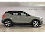 Volvo XC40 231PK Recharge Pure Electric Plus Navigatie / Adaptive Cruise Control / Stoelverwarming / Stuurverwarming / Semi-elektrische trekhaak / Elektrische achterklep / 19" Velgen / Zwart dak