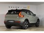 Volvo XC40 231PK Recharge Pure Electric Plus Navigatie / Adaptive Cruise Control / Stoelverwarming / Stuurverwarming / Semi-elektrische trekhaak / Elektrische achterklep / 19" Velgen / Zwart dak