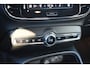 Volvo XC40 231PK Recharge Pure Electric Plus Navigatie / Adaptive Cruise Control / Stoelverwarming / Stuurverwarming / Semi-elektrische trekhaak / Elektrische achterklep / 19" Velgen / Zwart dak