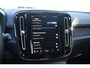 Volvo XC40 231PK Recharge Pure Electric Plus Navigatie / Adaptive Cruise Control / Stoelverwarming / Stuurverwarming / Semi-elektrische trekhaak / Elektrische achterklep / 19" Velgen / Zwart dak