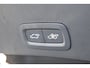 Volvo XC40 231PK Recharge Pure Electric Plus Navigatie / Adaptive Cruise Control / Stoelverwarming / Stuurverwarming / Semi-elektrische trekhaak / Elektrische achterklep / 19" Velgen / Zwart dak