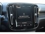 Volvo XC40 231PK Recharge Pure Electric Plus Navigatie / Adaptive Cruise Control / Stoelverwarming / Stuurverwarming / Semi-elektrische trekhaak / Elektrische achterklep / 19" Velgen / Zwart dak