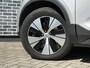 Volvo XC40 Plug-in Hybrid T4 Plus Dark | Facelift | Panoramadak | Harman Kardon audio | Elektrische stoelverstelling | Stoel- en stuurverwarming | Cruise control | Getint glas | Climate control | LED koplampen | Navigatie | Apple Carplay / Android Auto |