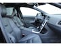 Volvo V60 2.0 T4 Automaat Business Sport | Elektrisch Glazen Schuif-/Kanteldak | Alarmklasse 3 | Getint Glas Achter | Afneembare Trekhaak | Adaptieve Bi-Xenon Koplampen Met Bochtverlichting | Lederen Bekleding | Keyless Entry | Cruise Control | Achteruitrijcamera | Parkeersensoren Voor & Achter | Navigatie | Bluetooth | Parkeerverwarming Met Timer | R-Design In- en Exterieur | Volvo On Call | Park Pilot Assist | Digitaal Instrumentenpaneel | Keyless Entry | Roofrails