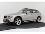 BMW X1 XDrive20i Business | Trekhaak | Panoramadak | Stoelverwarming | CarPlay | Navigatie | Org NL |