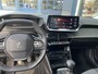 Peugeot 2008 1.2 Turbo 130 PK Allure Pack | 1e Eigenaarsauto met slechts 35.500 KM | Hoge Zitpositie | Navigatie | Climate Control | Keyless Entry | Draadloze Telefoonlader | Digitaal Dashboard | Camera | Parkeersensoren V+A | LED Verlichting | 17" Lichtmetalen Velgen |