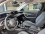 Peugeot 2008 1.2 Turbo 130 PK Allure Pack | 1e Eigenaarsauto met slechts 35.500 KM | Hoge Zitpositie | Navigatie | Climate Control | Keyless Entry | Draadloze Telefoonlader | Digitaal Dashboard | Camera | Parkeersensoren V+A | LED Verlichting | 17" Lichtmetalen Velgen |