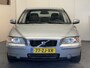 Volvo S60 2.4 DRIVERS EDITION NAVIGATIE CRUISE CONTROL CLIMATE CONTROL STOELVERWARMING AFNEEMBARE TREKHAAK 17" LICHTMETALEN VELGEN ZEER MOOI !! Brgl