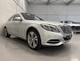 Mercedes-Benz S-klasse 500 Prestige Plus PANO/BURMESTER/NACHTZICHT/MASSAGE+VENTILATIE/NAPPA-LEER DESIGNO/AMBIENT-SFEER/CAMERA/LED-INTELLIGENT/SOFT-CLOSE/19"BREEDSET/EXCLUSIVE-PAKKET/VOLLEDIG MERCEDES DEALER HISTORIE/TOPCONDITIE/1e E